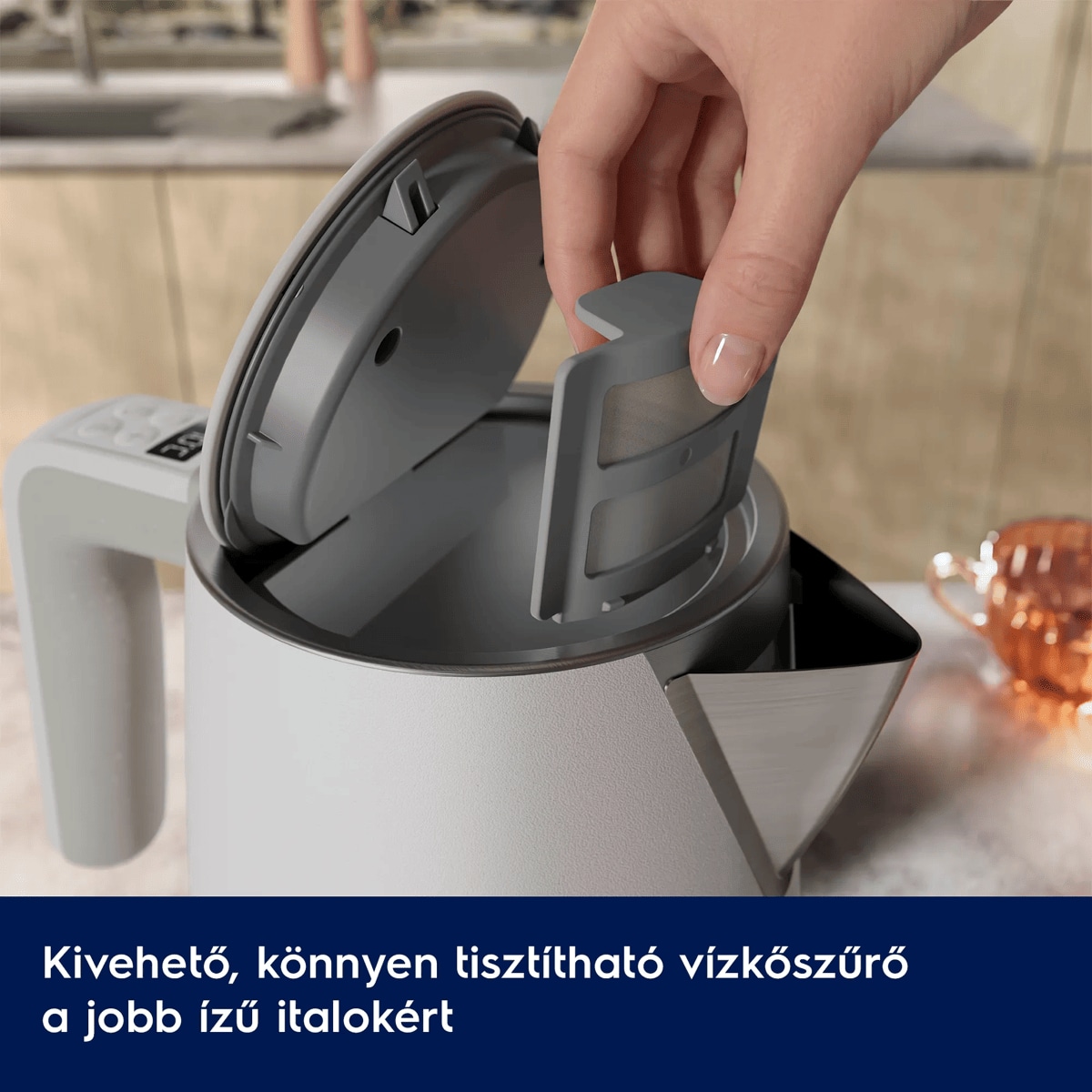 Kivehető, könnyen tisztítható vízkőszűrő a jobb ízű italokért.