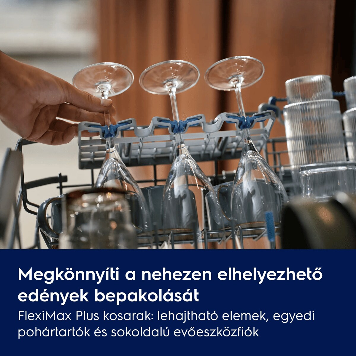 Megkönnyíti a nehezen elhelyezhető edények bepakolását FlexiMax Plus kosarak: lehajtható elemek, egyedi pohártartók és sokoldalú evőeszközfiók.