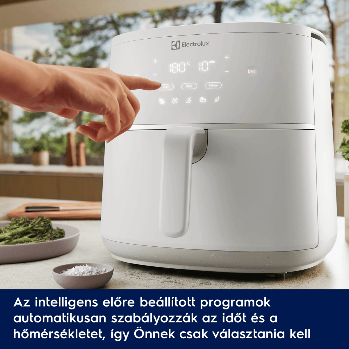 Az intelligens előre beállított programok automatikusan szabályozzák az időt és a hőmérsékletet, így Önnek csak választania kell