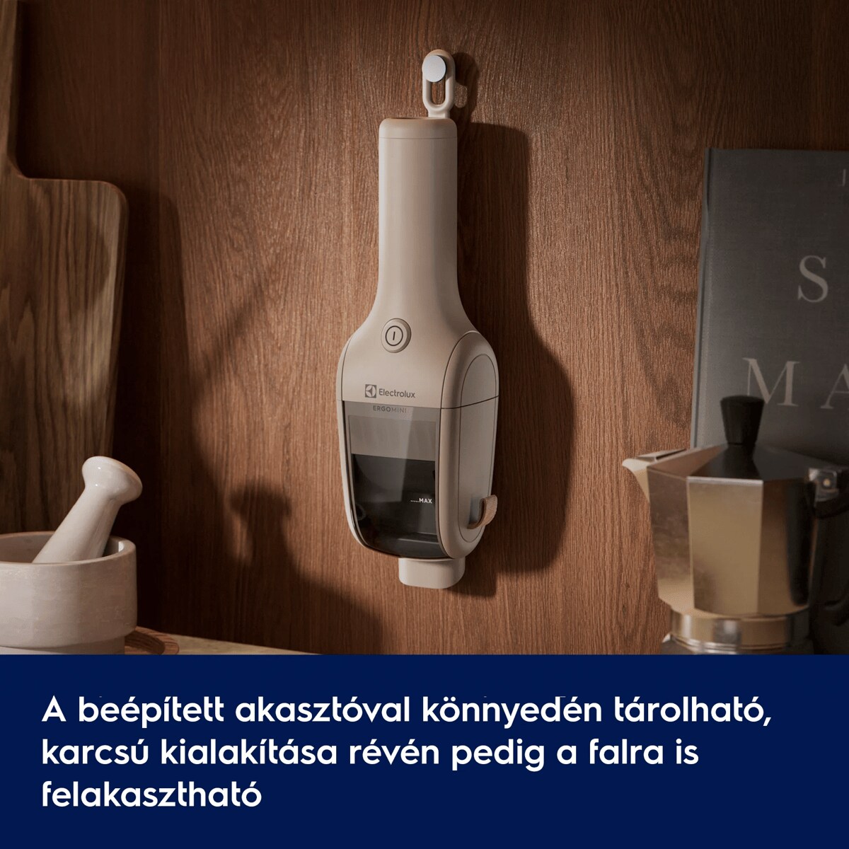 A beépített akasztóval könnyedén tárolható, karcsú kialakítása révén pedig a falra is felakasztható