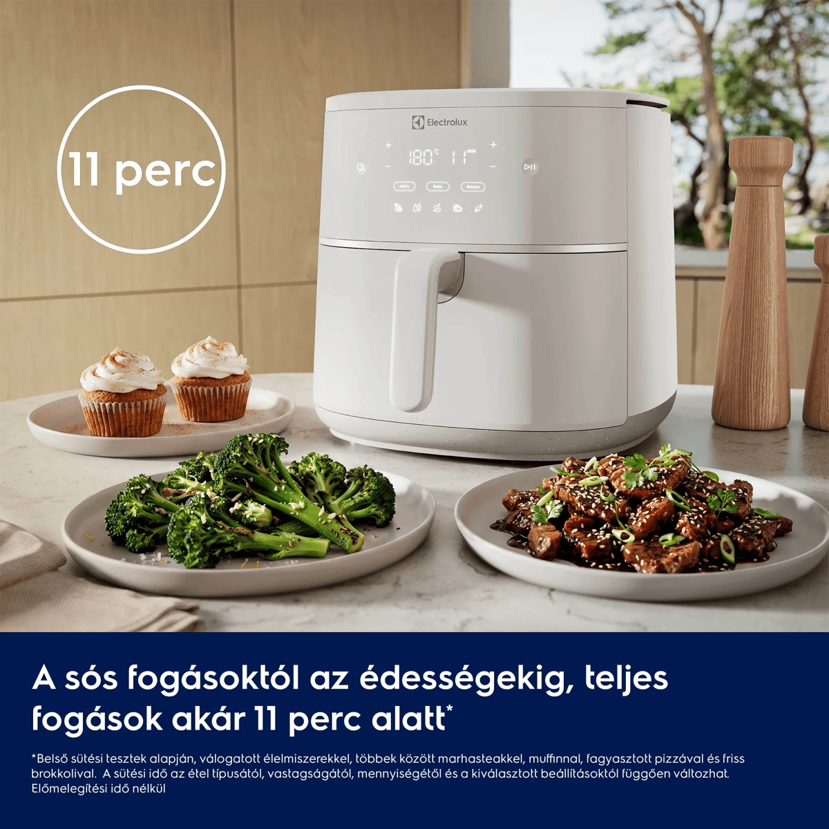 A sós fogásoktól az édességekig, teljes fogások akár 11 perc alatt*      *Belső sütési tesztek alapján, válogatott élelmiszerekkel, többek között marhasteakkel, muffinnal, fagyasztott pizzával és friss brokkolival.  A sütési idő az étel típusától, vastagságától, mennyiségétől és a kiválasztott beállításoktól függően változhat. Előmelegítési idő nélkül.  11 perc