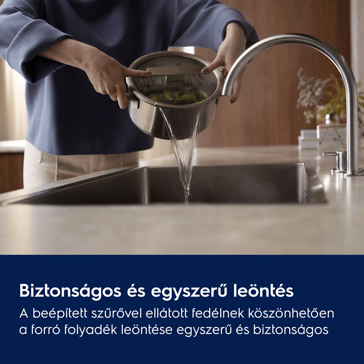 Biztonságos és egyszerű leöntés A beépített szűrővel ellátott fedélnek köszönhetően a forró folyadék leöntése biztonságos és egyszerű