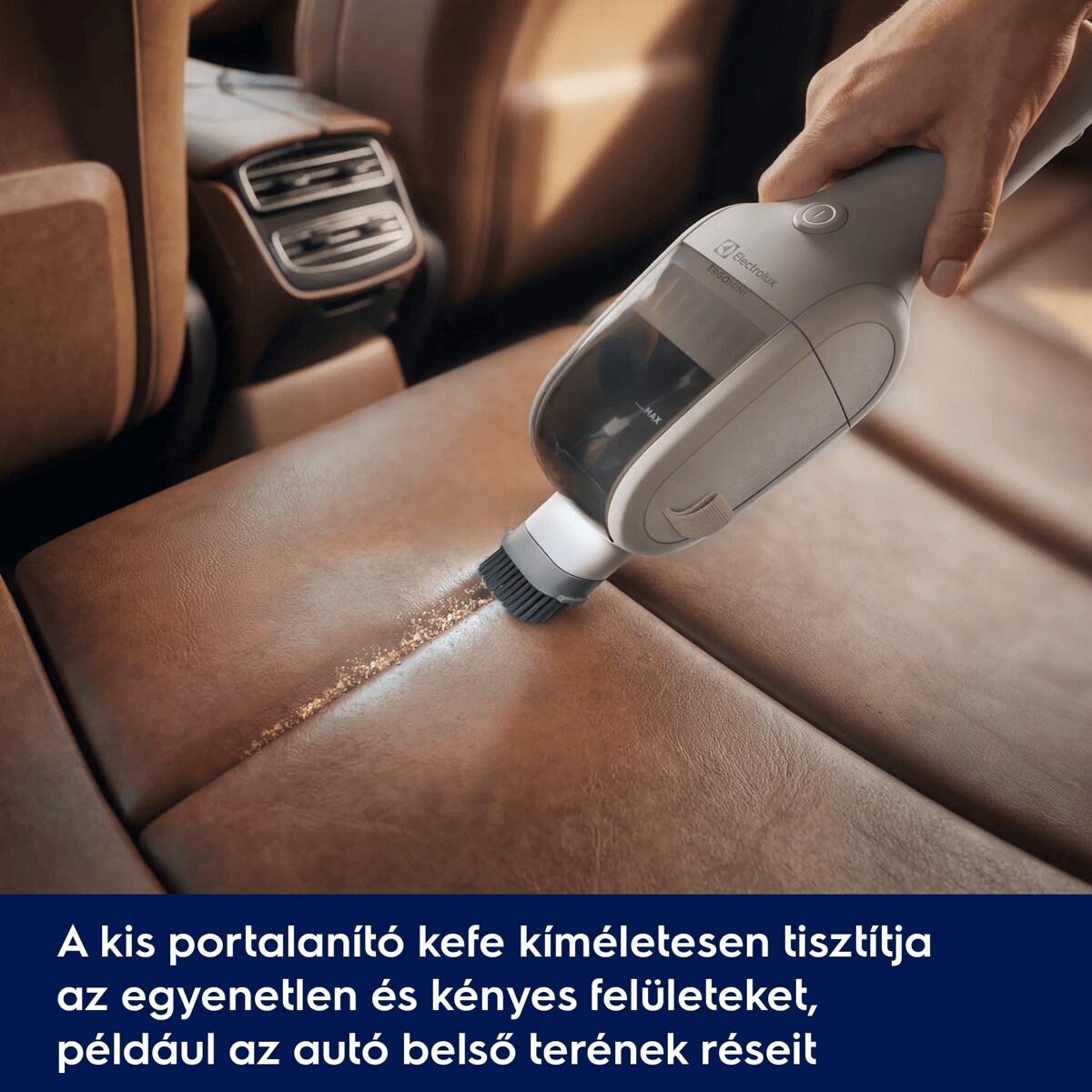 A kis portalanító kefe kíméletesen tisztítja az egyenetlen és kényes felületeket, például az autó belső terének réseit