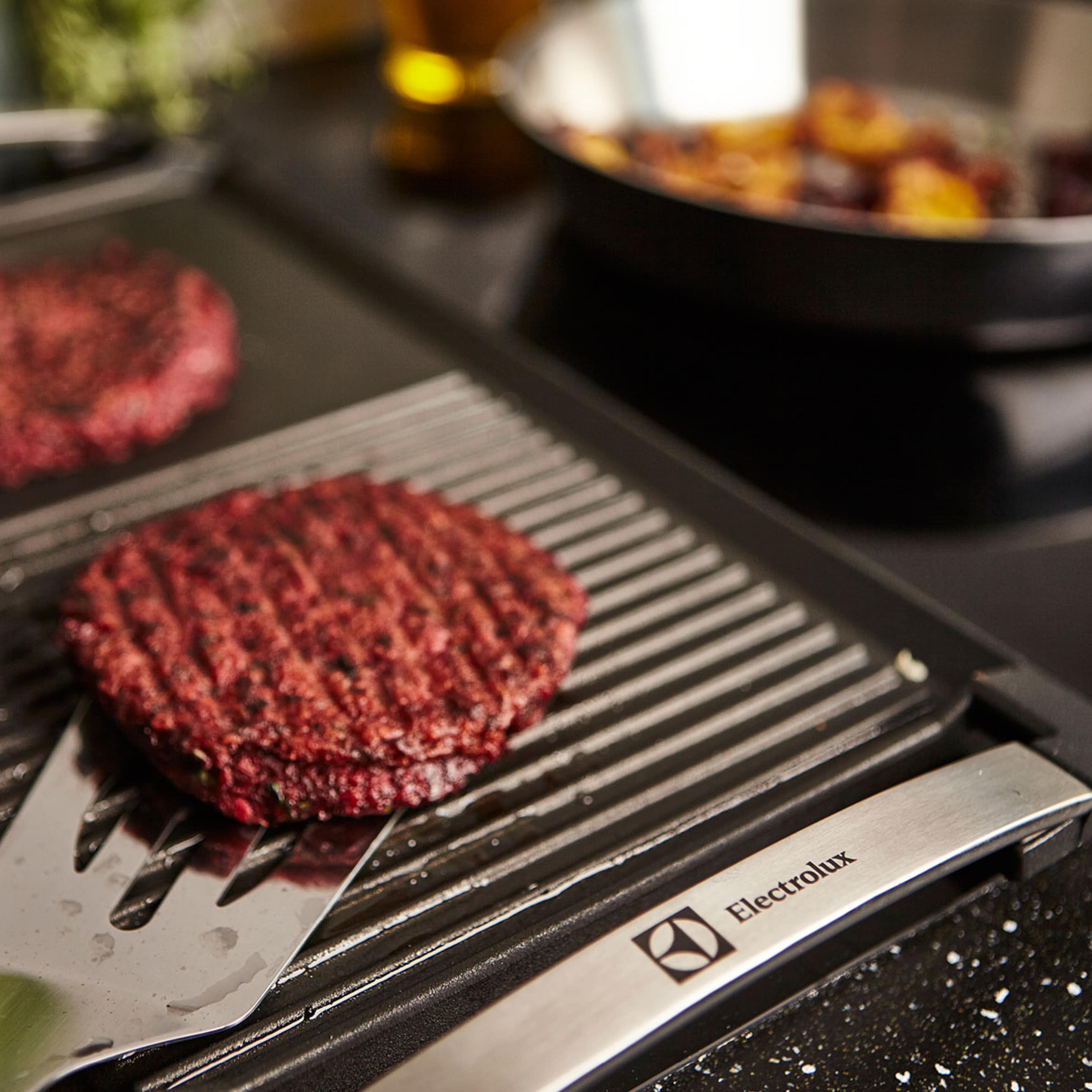 Céklaburger az Electrolux plancha grill felületén