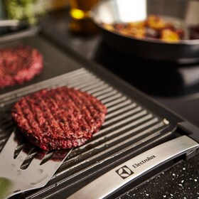 Céklaburger az Electrolux plancha grill felületén