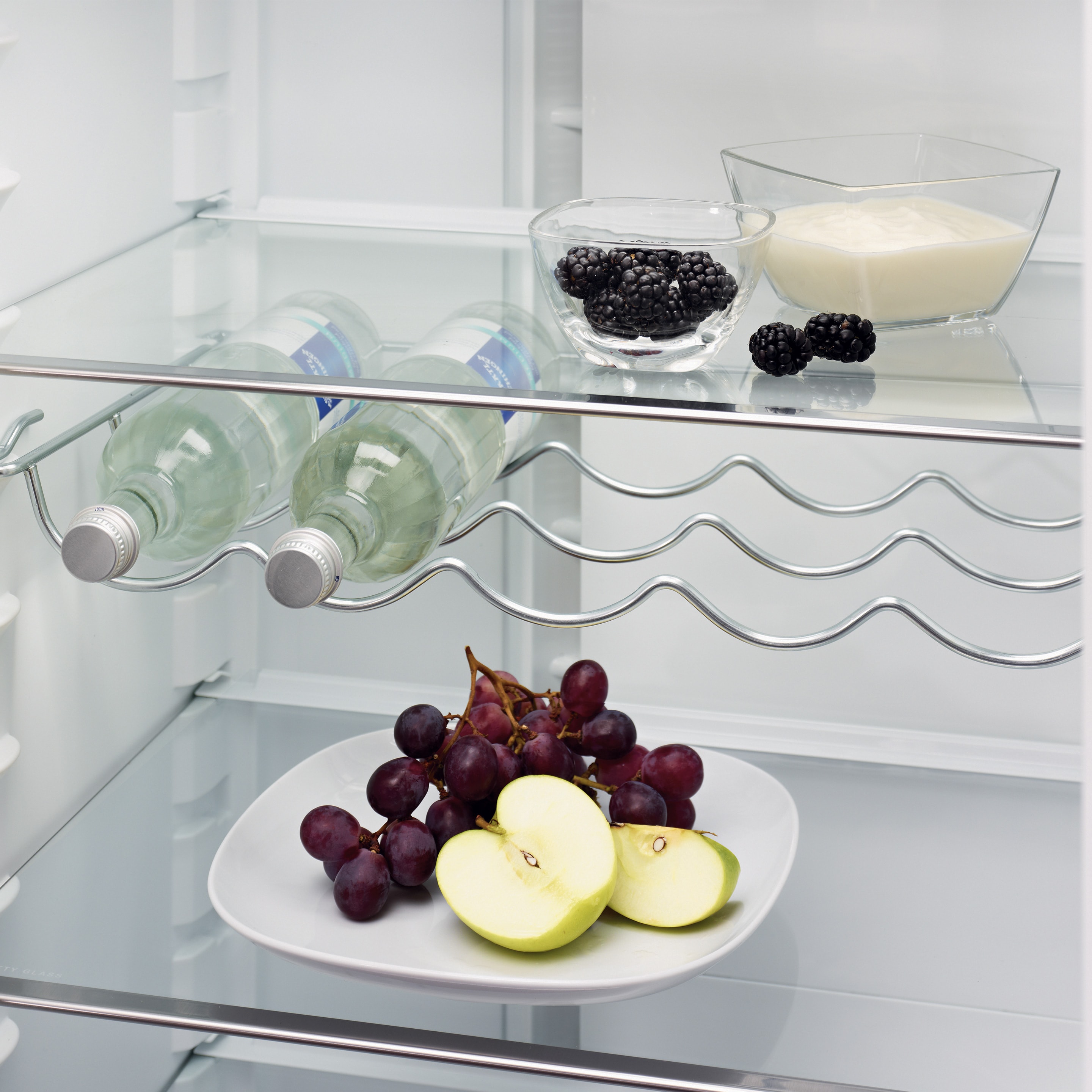 Az Electrolux hűtő-fagyasztójának borhűtő polca