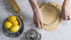 Az Electrolux pékje óvatosan megtölti a tepsit a pite tésztájával