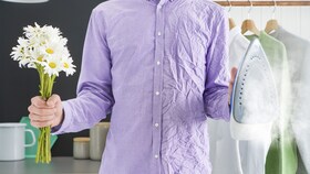 Egy ing, amelynek egyik fele puha, másik durva, hogy bemutassuk rajta a ruhák SteamCare funkcióval való gőzölésének hatékonyságát