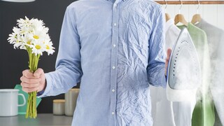 Egy ing, amelynek egyik fele puha, másik durva, hogy bemutassuk rajta a ruhák gőzölésének hatékonyságát