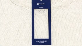 Egy fehér gyapjúpulóver az Electrolux "well cared for" címkéjével