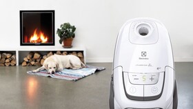 Az Electrolux UltraSilencer Zen konyhatakarítás közben