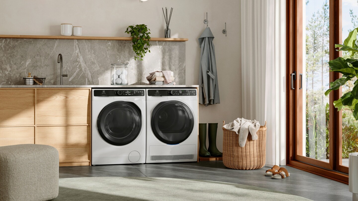 Electrolux mosógép és szárítógép a pult alatt a mosókonyhában