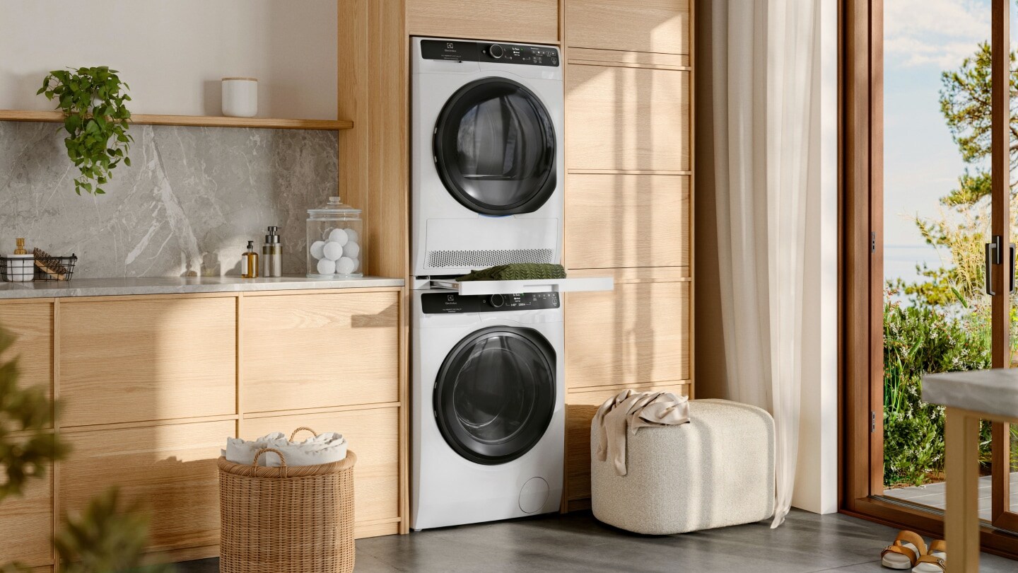 Electrolux mosógép és szárítógép egymásra építve a mosókonyhában