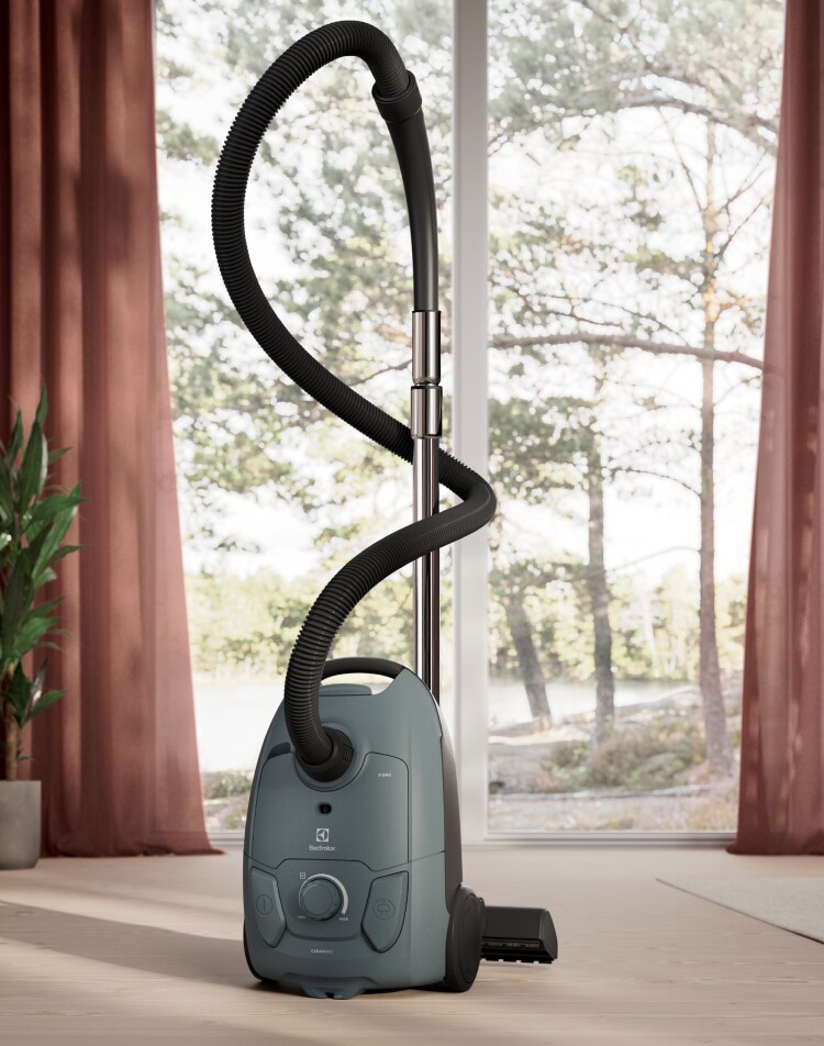 Electrolux 500 porzsákos porszívó világos nappaliban elhelyezve.
