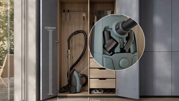Bemutatjuk az Electrolux porszívót a szekrényben, valamint egy közeli képet a szekrényben történő tárolásról.