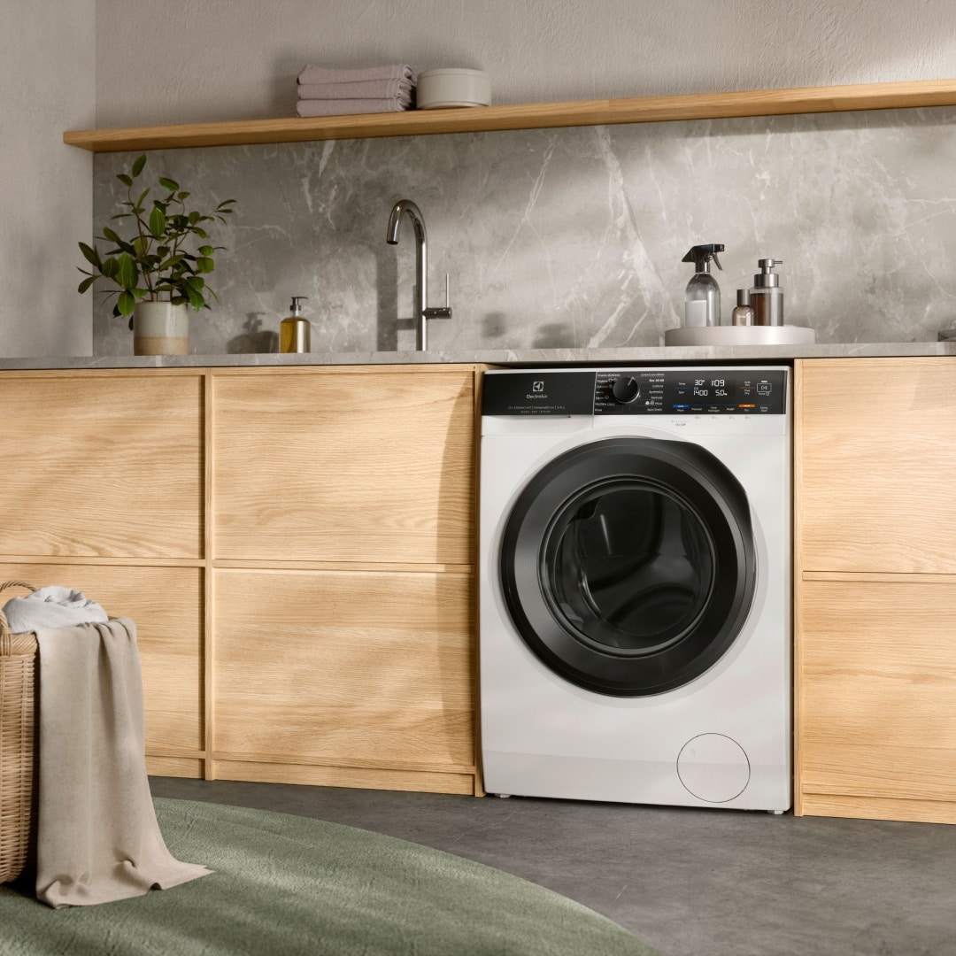 Electrolux mosó-szárító gép a pult alatt.