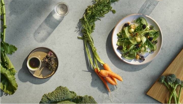 Friss zöldségek az asztalon