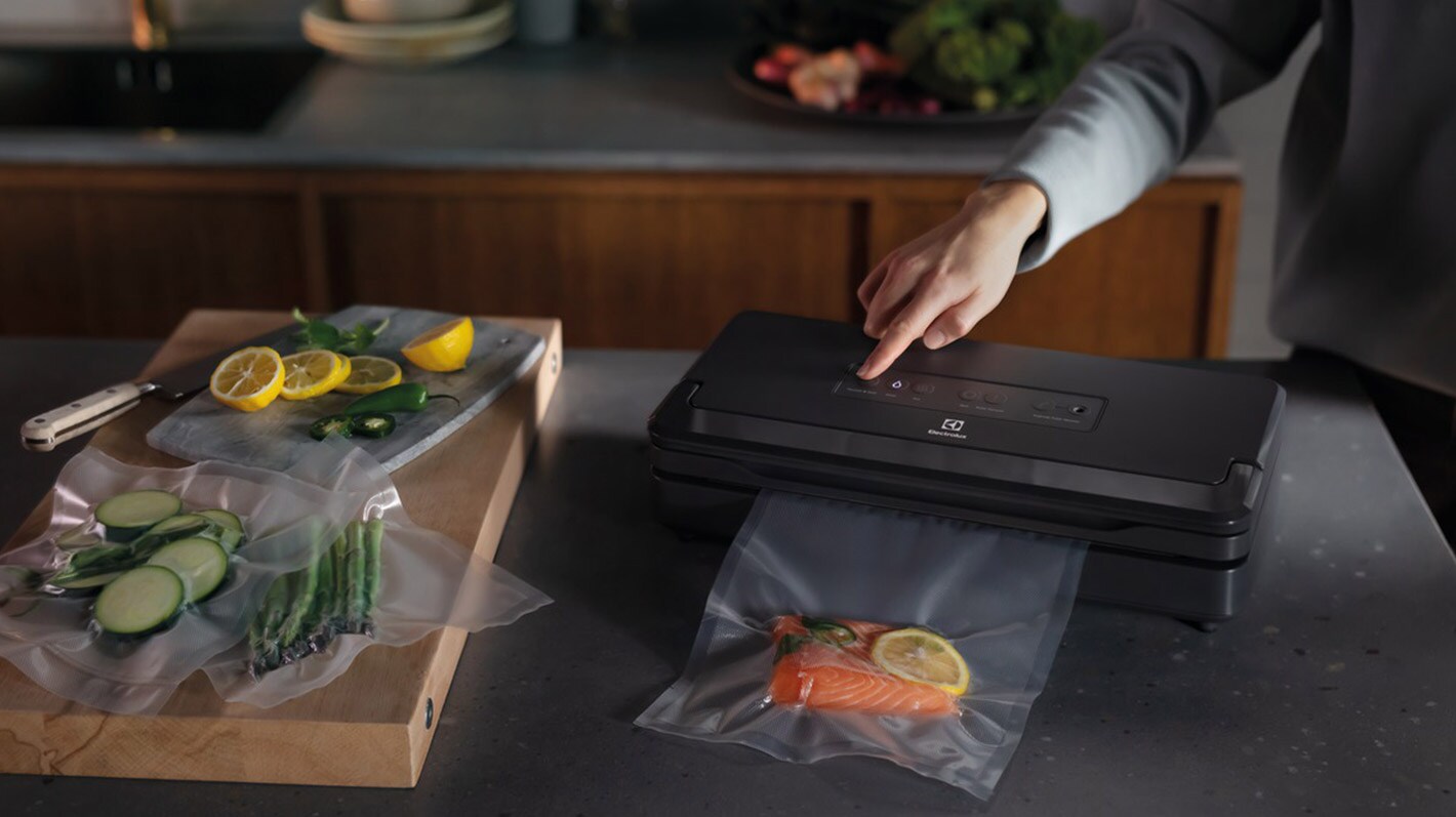 Person som håller på att vakuumförpacka livsmedel