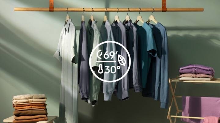 30 fokos mosás szimbólum és ruhák a háttérben