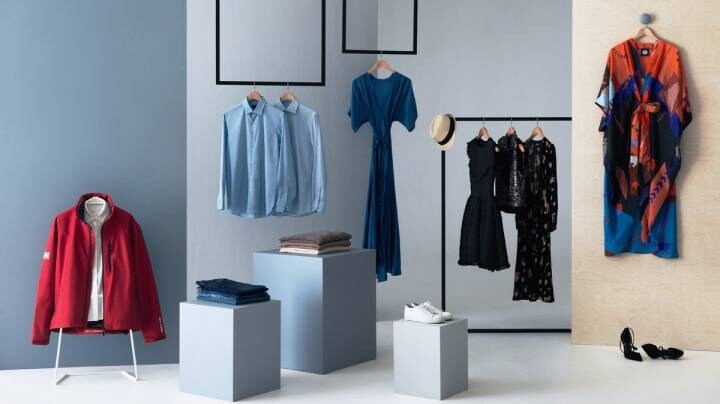 Rendezett gardrób ruhákkal és kabátokkal