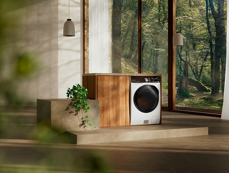 Mosógép egy szobában, háttérben nagy ablakkal.