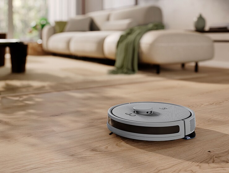 Robotporszívó a padlón.