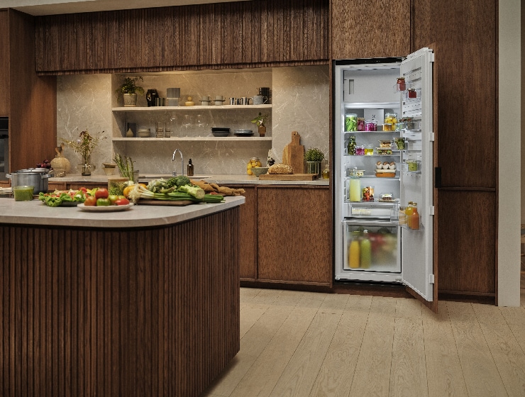 Konyhai látkép, háttérben nyitott hűtővel.