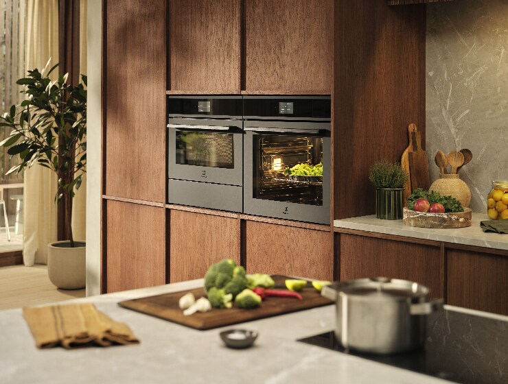 Konyhai látkép falba épített sütőkkel.