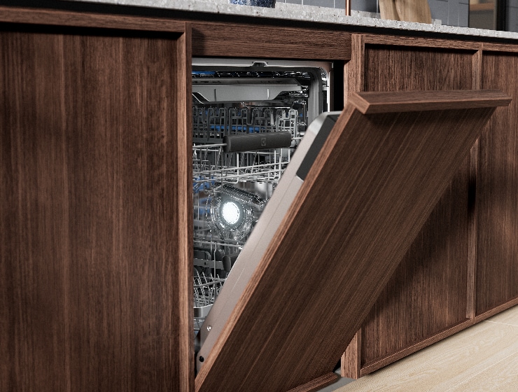 Félig nyitott mosogatógép.