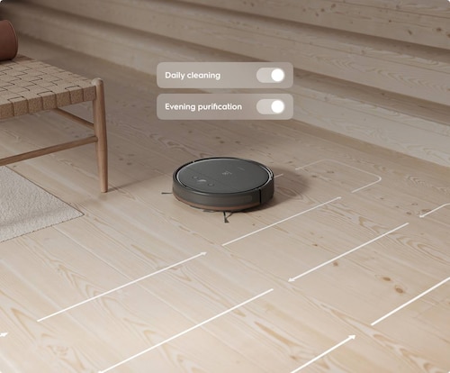 Robotporszívó a padlón.