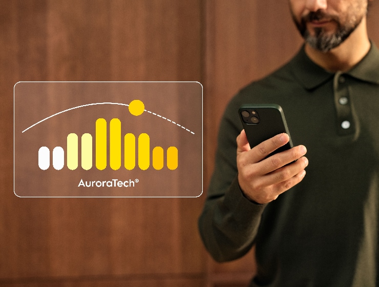 Férfi a páraelszívó beállításait irányítja telefonnal.