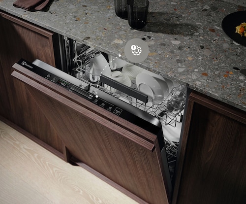 Félig nyitott mosogatógép.