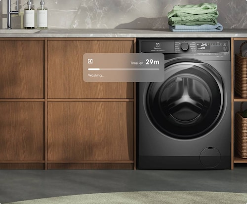 Szürke mosógép a mosókonyhában.