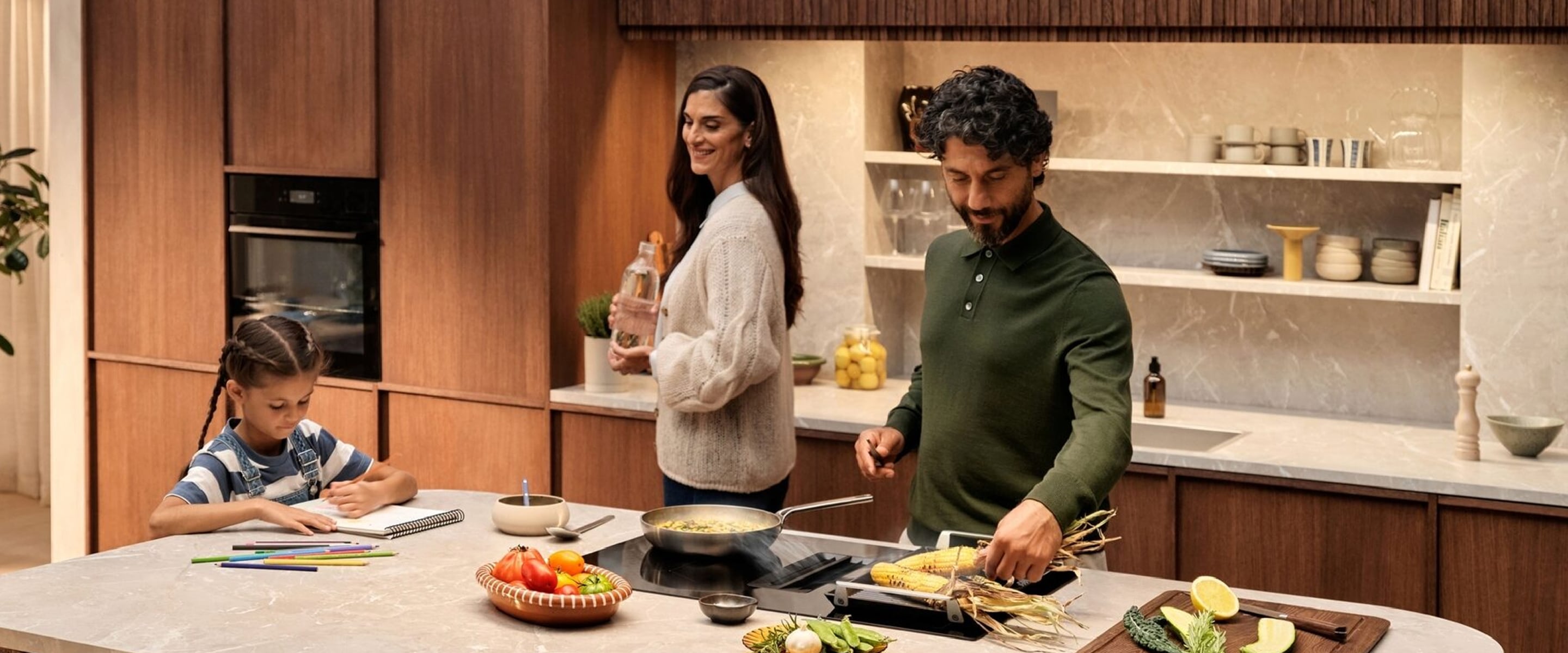 Férfi, nő és egy kislány a konyhában.