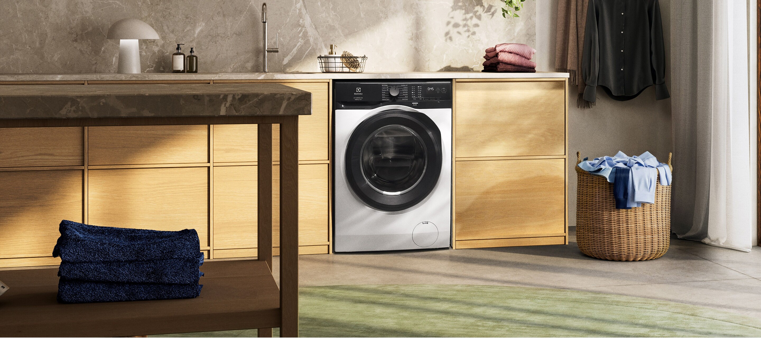 Mosógép nagy, modern mosókonyhában.