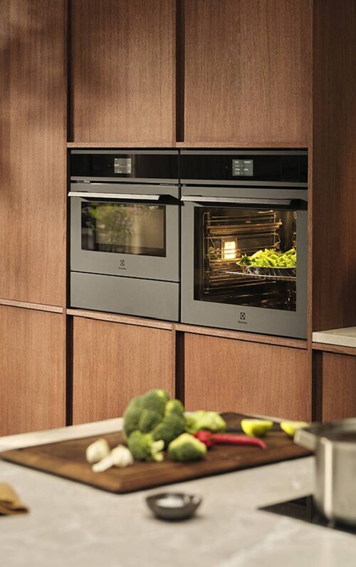 Két beépített sütő fa konyhában.