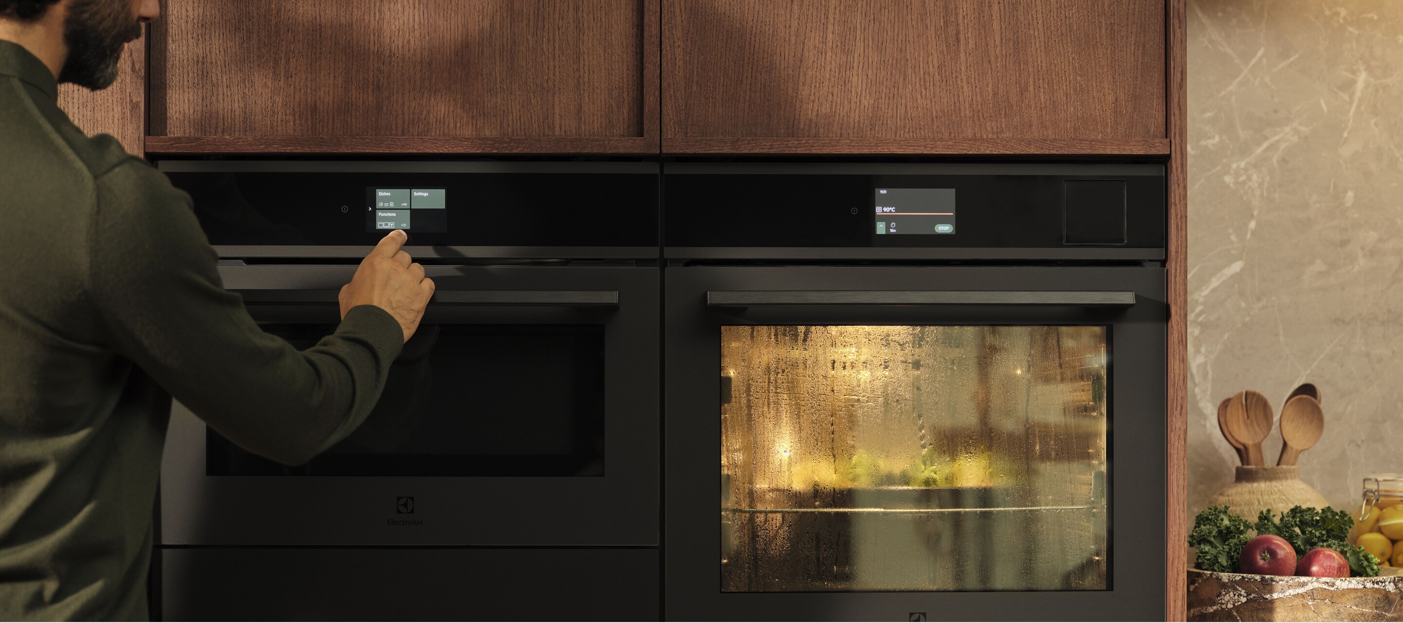 Egy férfi beállításokat ment a sütőn.