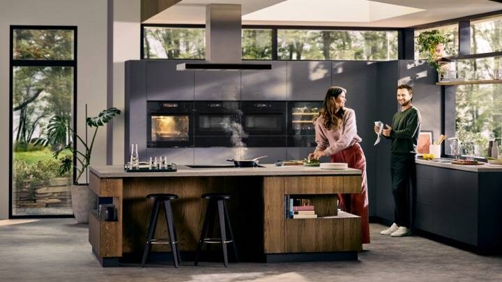 Egy nő és egy férfi főznek a konyhában