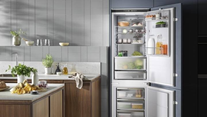 Nyitott hűtő-fagyasztó