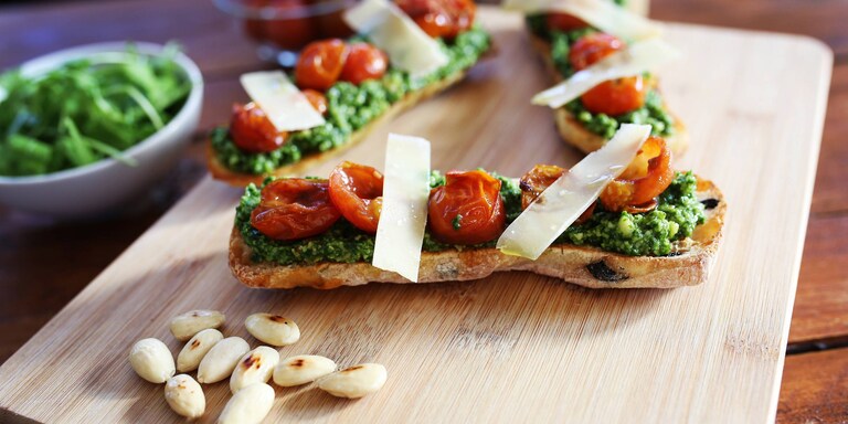 Rukkolás bruschetta paradicsomraguval